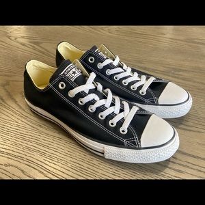 Mens 9.5 Converse Chuck Taylor Low Top All Star Brand New